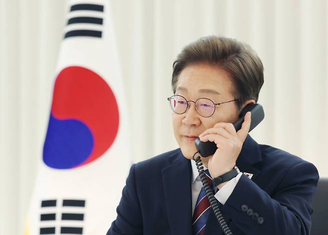 이재명 대통령이 6일 서울 한남동 관저에서 도널드 트럼프 미국 대통령과 전화 통화를 하는 모습. 대통령실 제공