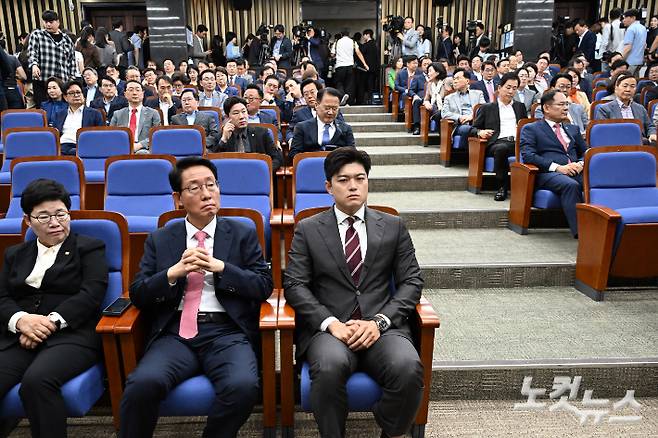 국민의힘 김용태 비상대책위원장이 지난 5일 서울 여의도 국회에서 열린 당 의원총회에서 권성동 원내대표가 사퇴의사를 밝힌 뒤 자리를 떠나자 굳은 표정을 짓고 있다. 윤창원 기자