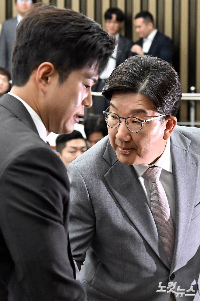국민의힘 김용태 비상대책위원장과 권성동 원내대표가 5일 서울 여의도 국회에서 열린 당 의원총회에 참석하며 인사를 하고 있다. 윤창원 기자