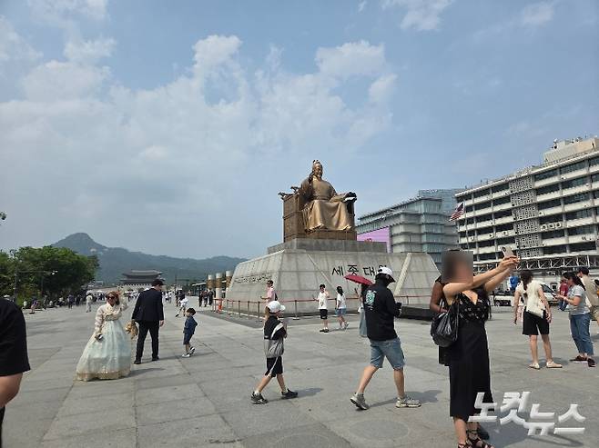 7일 오후 서울 종로구 광화문광장을 찾은 시민들. 민소운 기자