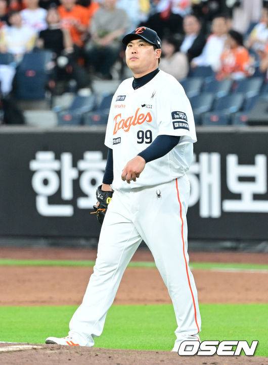 [OSEN=대전, 김성락 기자] 5일 오후 대전 한화생명볼파크에서 ‘2025 신한 SOL Bank KBO리그’ 한화 이글스와 KT 위즈의 경기가 열렸다.이날 홈팀 한화는 류현진, KT는 헤이수스를 선발로 내세웠다.4회초 한화 류현진이 KT 이호연에게 몸에 맞는 볼을 던진 뒤 아쉬워하고 있다. 2025.06.05 / ksl0919@osen.co.kr