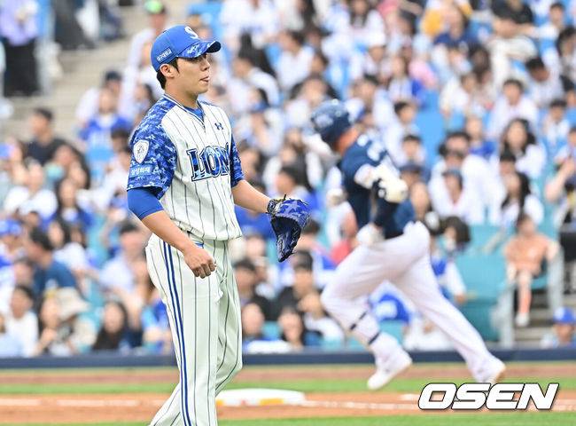 [OSEN=대구, 이석우 기자] 6일 대구삼성라이온즈파크에서 2025 신한 SOL 뱅크 KBO 리그 삼성 라이온즈와 NC 다이노스의 경기가 열렸다. 홈팀 삼성은 원태인이, 방문팀 NC는 김녹원이 선발 출전했다. 삼성 라이온즈 선발 투수 원태인이 2회초 NC 다이노스 데이비슨에게 좌월 솔로 홈런을 맞고 아쉬워하고 있다. 2025.06.06 / foto0307@osen.co.kr