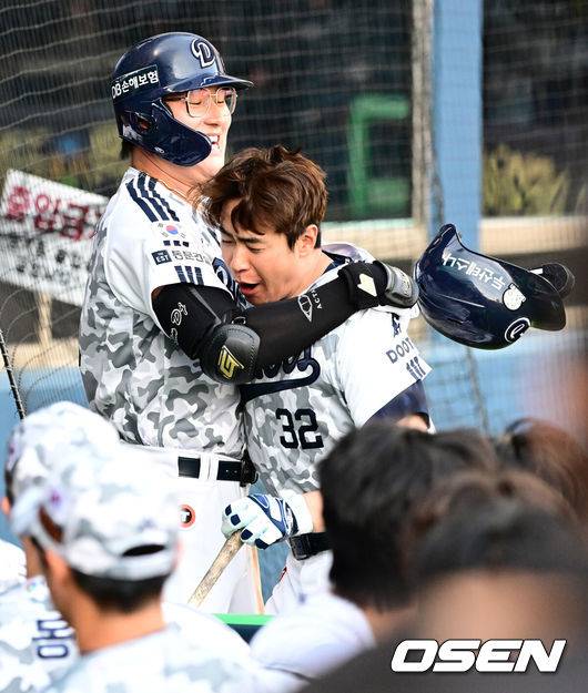 [OSEN=잠실, 지형준 기자] 6일 오후 서울 잠실구장에서 ‘2025 신한 SOL Bank KBO리그’ 두산 베어스와 롯데 자이언츠의 경기가 열렸다.이날 두산은 잭로그, 롯데는 나균안을 선발로 내세웠다.6회초 1사에서 두산 김동준이 우월 솔로포를 날리며 김재환과 기뻐하고 있다. 김동준은 데뷔 첫 홈런. 2025.06.06 /jpnews@osen.co.kr