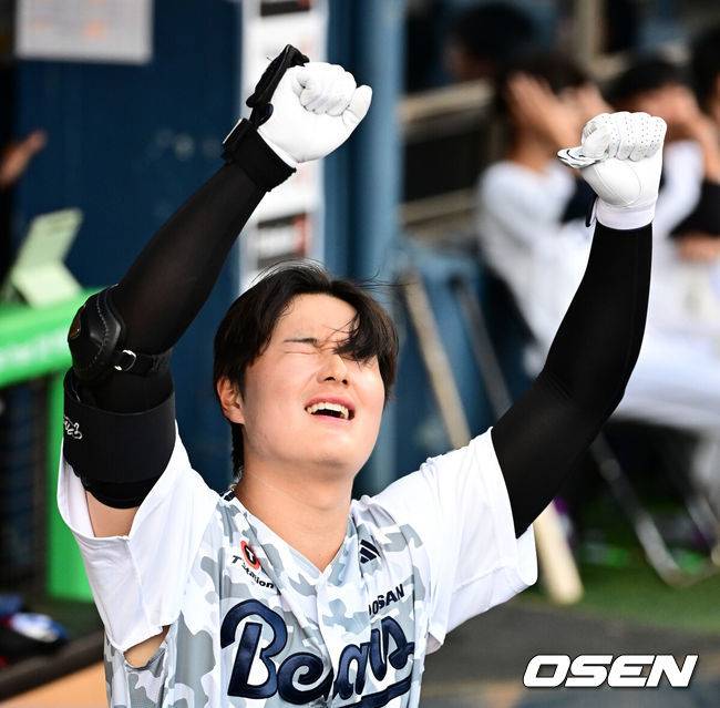 [OSEN=잠실, 지형준 기자] 6일 오후 서울 잠실구장에서 ‘2025 신한 SOL Bank KBO리그’ 두산 베어스와 롯데 자이언츠의 경기가 열렸다.이날 두산은 잭로그, 롯데는 나균안을 선발로 내세웠다.6회초 1사에서 두산 김동준이 우월 솔로포를 날리며 기뻐하고 있다. 김동준은 데뷔 첫 홈런. 2025.06.06 /jpnews@osen.co.kr