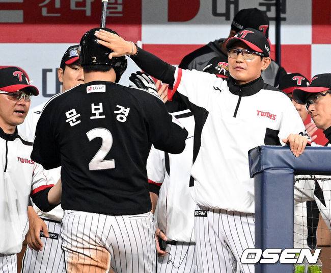 [OSEN=고척, 이대선 기자] 6일 오후 서울 고척스카이돔에서 2025 신한 SOL Bank KBO리그 키움 히어로즈와 LG 트윈스의 경기가 열렸다.키움은 로젠버그, LG는 치리노스를 선발 투수로 내세웠다.4회초 1사 3루에서 LG 박동원의 좌전 적시타 때 홈을 밟은 3루주자 문보경이 더그아웃에서 염경엽 감독과 하이파이브를 하고 있다. 2025.06.06 /sunday@osen.co.kr