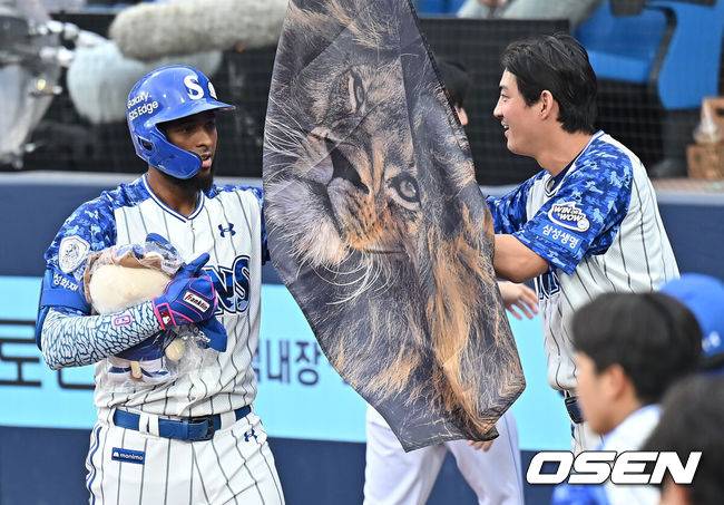 [OSEN=대구, 이석우 기자] 6일 대구삼성라이온즈파크에서 2025 신한 SOL 뱅크 KBO 리그 삼성 라이온즈와 NC 다이노스의 경기가 열렸다. 홈팀 삼성은 원태인이, 방문팀 NC는 김녹원이 선발 출전했다. 삼성 라이온즈 디아즈가 5회말 1사 우월 백투백 홈런을 치고 세리머니를 하고 있다. 2025.06.06 / foto0307@osen.co.kr