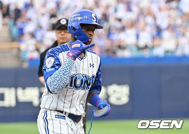 [OSEN=대구, 이석우 기자] 6일 대구삼성라이온즈파크에서 2025 신한 SOL 뱅크 KBO 리그 삼성 라이온즈와 NC 다이노스의 경기가 열렸다. 홈팀 삼성은 원태인이, 방문팀 NC는 김녹원이 선발 출전했다. 삼성 라이온즈 디아즈가 5회말 1사 우월 백투백 홈런을 치고 세리머니를 하고 있다. 2025.06.06 / foto0307@osen.co.kr