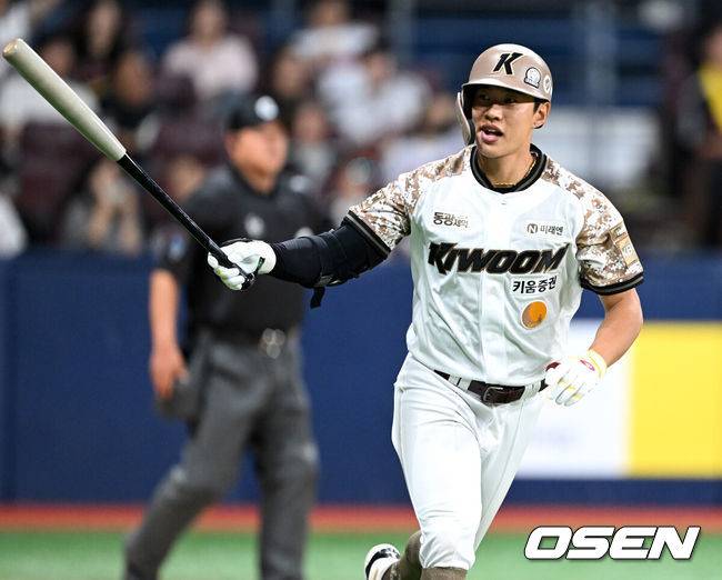 [OSEN=고척, 이대선 기자] 프로야구 키움 히어로즈가 극적인 끝내기 승리로 3연승을 질주했다.&nbsp;키움은 6일 서울 고척스카이돔에서 열린 ‘2025 신한은행 SOL Bank KBO리그’은 LG 트윈스와의 경기에서 2-1로 승리했다. 이날 승리로 시즌 두 번째 3연승에 성공했다. 3월 28일 SSG전 승리 이후 70일 만에 3연승이다.10회말 끝내기 홈런을 기록한 키움 송성문이 환호하고 있다. 2025.06.06 /sunday@osen.co.kr