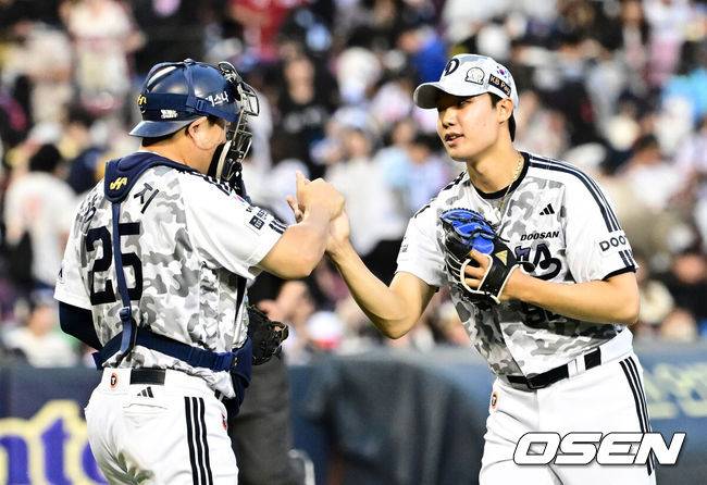 [OSEN=잠실, 지형준 기자] 프로야구 두산 베어스가 6일 서울 잠실구장에서 열린 2025 신한 SOL뱅크 KBO리그 롯데 자이언츠와의 시즌 7차전에서 5-2로 승리했다.9위 두산은 5월 14일 대전 한화 이글스전 이후 23일 만에 2연승에 성공하며 시즌 25승 3무 34패를 기록했다. 반면 최근 3연패, 원정 4연패 수렁에 빠진 롯데는 32승 3무 28패 4위로 떨어졌다.&nbsp;경기를 마치고 두산 양의지가 양재훈과 승리 하이파이브를 하고 있다. 2025.06.06 /jpnews@osen.co.kr