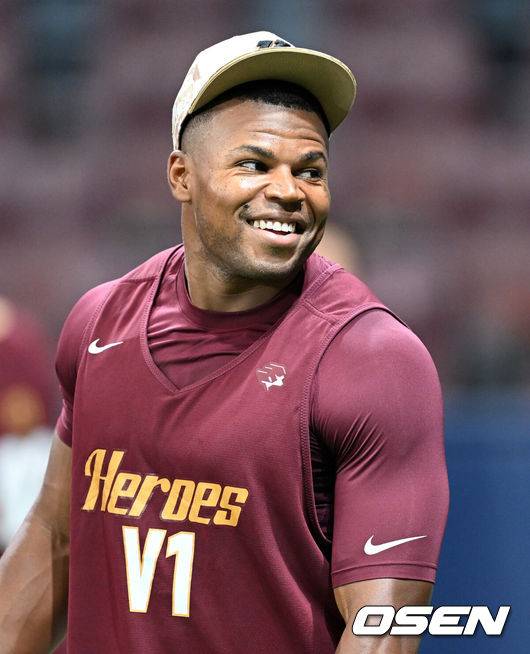 [OSEN=고척, 이대선 기자] 7일 오후 서울 고척스카이돔에서 2025 신한 SOL Bank KBO리그 키움 히어로즈와 LG 트윈스의 경기가 열렸다.키움은 알칸타라, LG는 임찬규를 선발 투수로 내세웠다.경기에 앞서 키움 대체 외국인 선수 스톤 개랫이 훈련을 하고 있다. 2025.06.07 /sunday@osen.co.kr