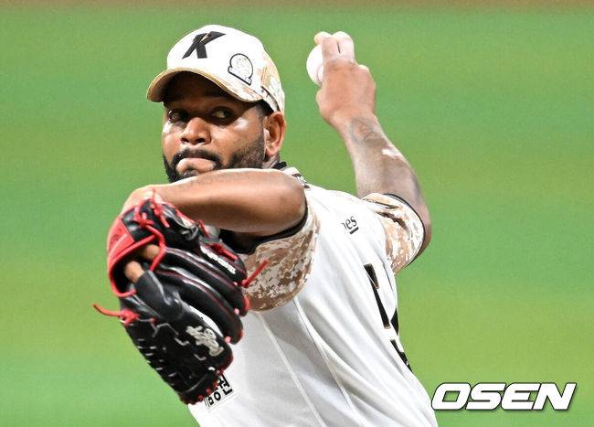 [OSEN=고척, 이대선 기자] 7일 오후 서울 고척스카이돔에서 2025 신한 SOL Bank KBO리그 키움 히어로즈와 LG 트윈스의 경기가 열렸다.키움은 알칸타라, LG는 임찬규를 선발 투수로 내세웠다.1회초 무사에서 키움 선발투수 알칸타라가 역투하고 있다. 2025.06.07 /sunday@osen.co.kr