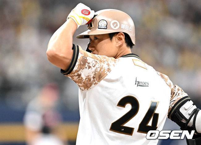 [OSEN=고척, 이대선 기자] 7일 오후 서울 고척스카이돔에서 2025 신한 SOL Bank KBO리그 키움 히어로즈와 LG 트윈스의 경기가 열렸다.키움은 알칸타라, LG는 임찬규를 선발 투수로 내세웠다.3회말 2사 3루에서 키움 송성문이 우중간 적시타를 치고 환호하고 있다. 2025.06.07 /sunday@osen.co.kr