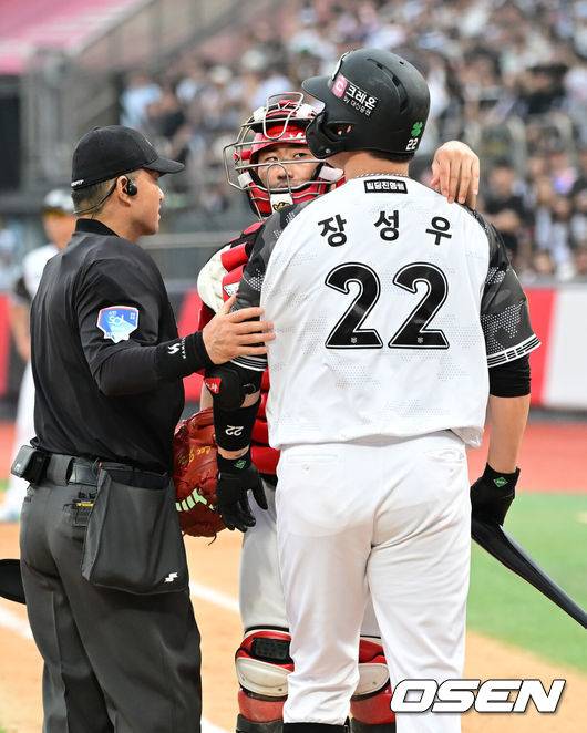 [OSEN=수원, 김성락 기자] 7일 오후 수원 KT위즈파크에서 ‘2025 신한 SOL Bank KBO리그’ KT 위즈와 SSG 랜더스의 경기가 열렸다.이날 홈팀 KT는 선발투수로 고영표, 방문팀 SSG는 앤더슨을 내세웠다. 6회말 2사 1, 2루 KT 장성우가 루킹 삼진아웃된 뒤 SSG 투수 앤더슨에게 분노를 표출하고 있다.  2025.06.07 / ksl0919@osen.co.kr