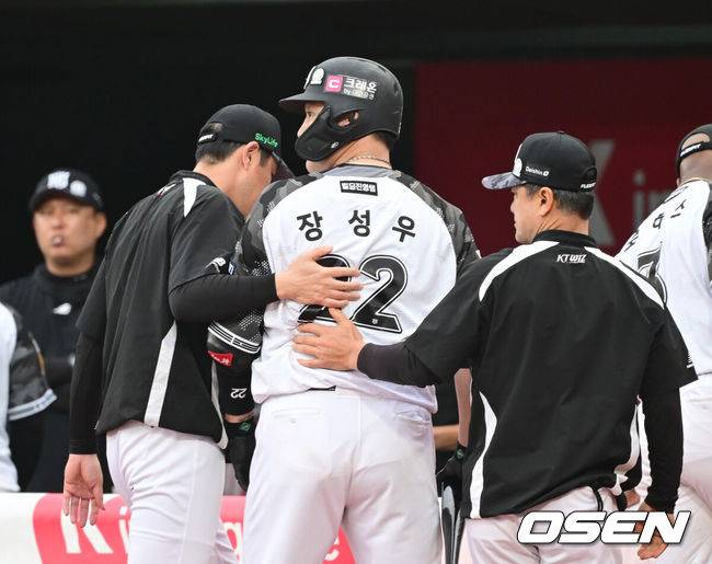 [OSEN=수원, 김성락 기자] 7일 오후 수원 KT위즈파크에서 ‘2025 신한 SOL Bank KBO리그’ KT 위즈와 SSG 랜더스의 경기가 열렸다.이날 홈팀 KT는 선발투수로 고영표, 방문팀 SSG는 앤더슨을 내세웠다. 6회말 2사 1, 2루 KT 장성우가 루킹 삼진아웃된 뒤 SSG 투수 앤더슨에게 분노를 표출하고 있다.  2025.06.07 / ksl0919@osen.co.kr