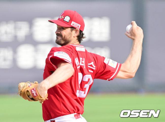 [OSEN=수원, 김성락 기자] 7일 오후 수원 KT위즈파크에서 ‘2025 신한 SOL Bank KBO리그’ KT 위즈와 SSG 랜더스의 경기가 열렸다.이날 홈팀 KT는 선발투수로 고영표, 방문팀 SSG는 앤더슨을 내세웠다. 1회말 SSG 선발 앤더슨이 마운드에 올라 힘차게 공을 뿌리고 있다. 2025.06.07 / ksl0919@osen.co.kr