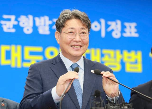 ▲이춘석 더불어민주당 4선 의원(전북 익산갑)이 6일 "(이재명 대통령의) 당선은 끝이 아니라 시작"이라며 "호남이 민주당을 지켰듯 민주당도 호남을 지켜야 한다"고 주장했다. ⓒ이춘석 의원 페이스북