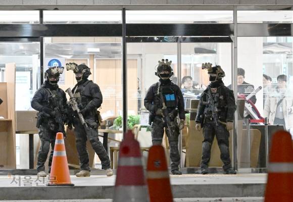계엄군이 된 군인들이 4일 오전 서울 여의도 국회에서 경계근무를 하고 있다. 2024.12.3. 도준석 전문기자