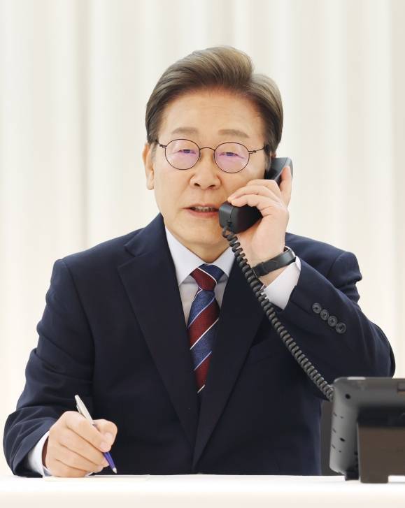 이재명 대통령이 6일 서울 한남동 관저에서 도널드 트럼프 미국 대통령과 전화 통화를 하기 위해 수화기를 들고 있다. 연합뉴스