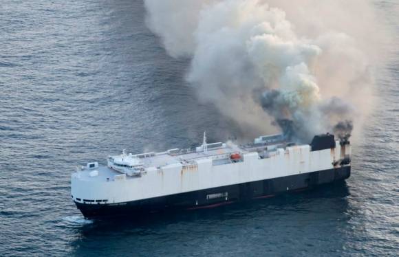 지난 3일 촬영한 불타고 있는 화물선 모닝 미다스.  미 해안경비대 제공