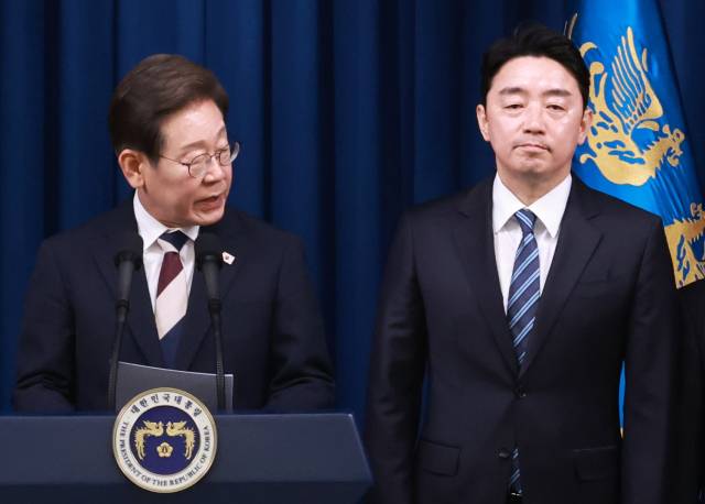 이재명 대통령이 4일 서울 용산 대통령실 청사에서 열린 새 정부 첫 인사 발표에서 강훈식 대통령비서실장을 소개하고 있다. 연합뉴스