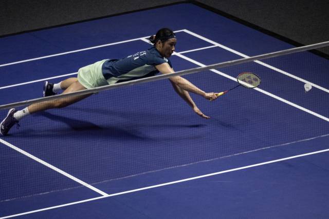 야마구치 아카네와 4강전에서 셔틀콕을 받아내려 몸을 날리는 안세영. 신화연합뉴스