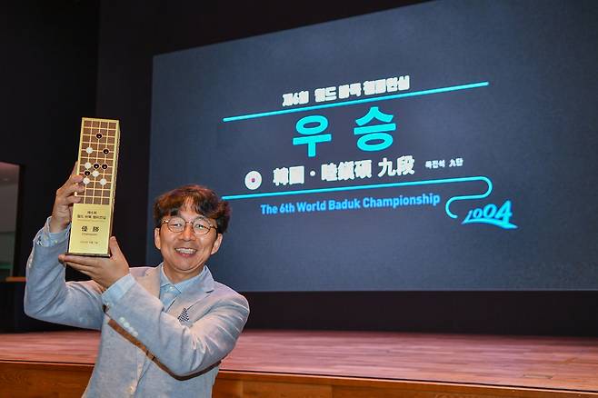 목진석 9단이 7일 전라남도 신안군 라마다프라자호텔&씨원리조트 자은도에서 열린 제6회 월드 바둑 챔피언십 결승에서 야마시타 게이고 9단을 꺾고 우승한 뒤 세리머니를 하고 있다.     한국기원 제공