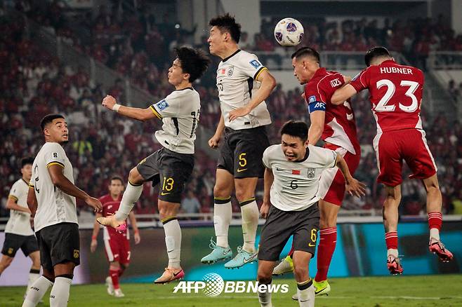 5일(한국시간) 인도네시아 자카르타의 겔로라붕카르노 스타디움에서 열린 2026 국제축구연맹(FIFA) 북중미 월드컵 아시아 3차예선 C조 9차전 인도네시아와 중국의 경기 모습. /AFPBBNews=뉴스1