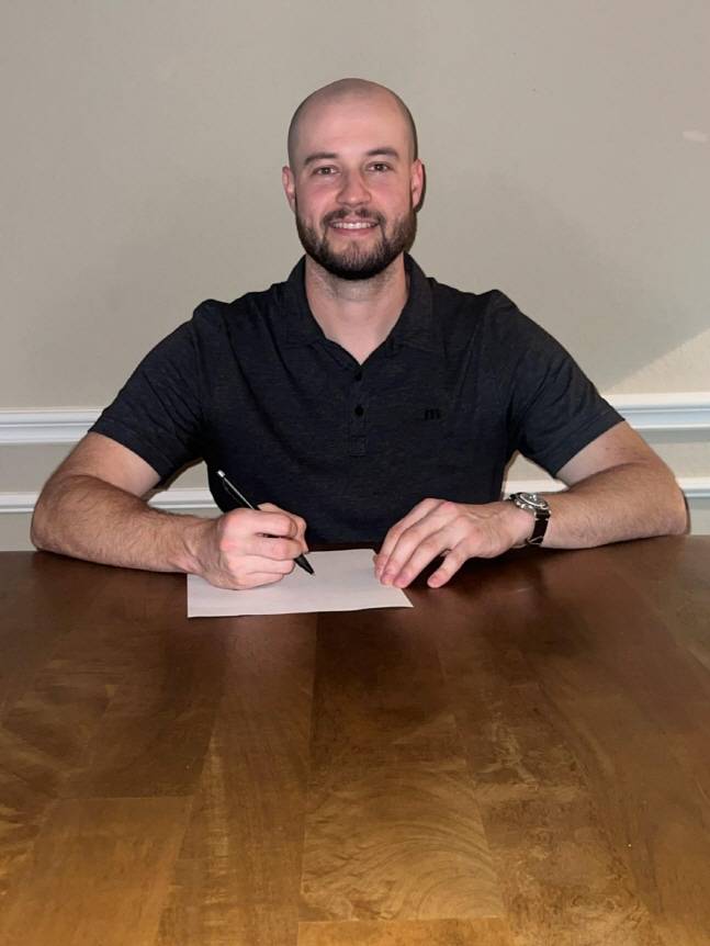 토마스 해치가 두산 베어스와 계약을 맺고 있다. /사진=두산 베어스 제공