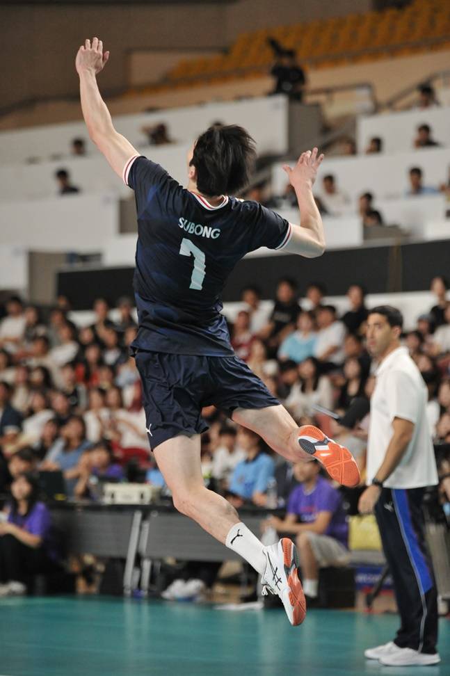 스파이크 서브를 날리는 허수봉. /사진=대한배구협회 제공