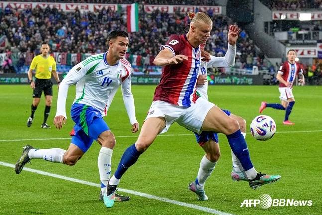 엘링 홀란(오른쪽)이 7일(한국시간) 노르웨이 오슬로에서 열린 이탈리아 대 노르웨이의 '2026 국제축구연맹(FIFA) 북중미 월드컵' 유럽 예선 조별리그 I조 1차전에서 볼 경합을 펼치고 있다. /AFPBBNews=뉴스1