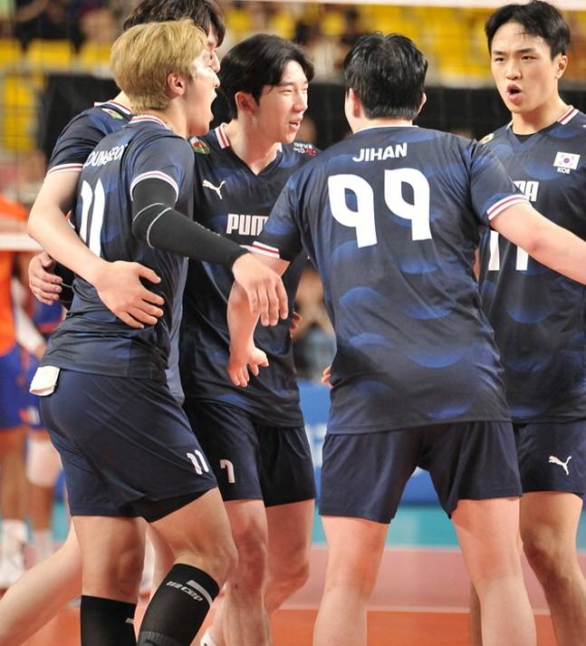 한국 남자배구 대표팀 선수들이 득점 후 기뻐하고 있다. /사진=대한배구협회 제공