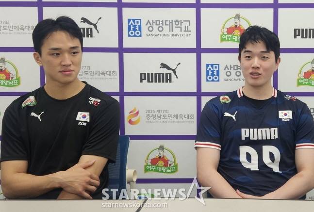 김지한(오른쪽)이 임동혁과 함께 인터뷰실을 찾아 취재진의 질문에 답하고 있다. /사진=안호근 기자