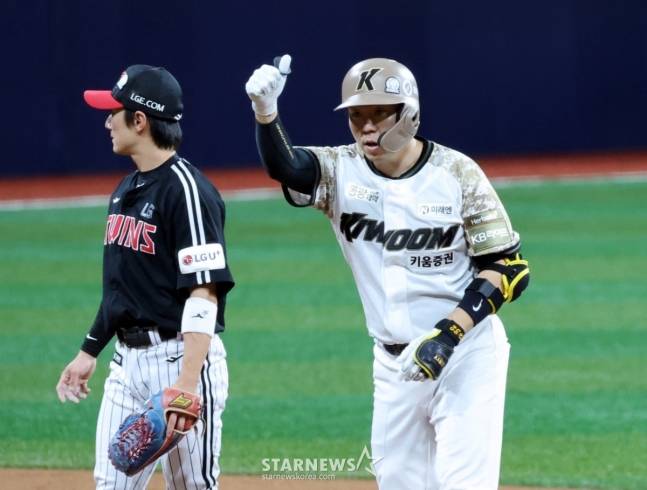김재현이 2루타를 치고 세리머니를 하고 있다. /사진=강영조 선임기자