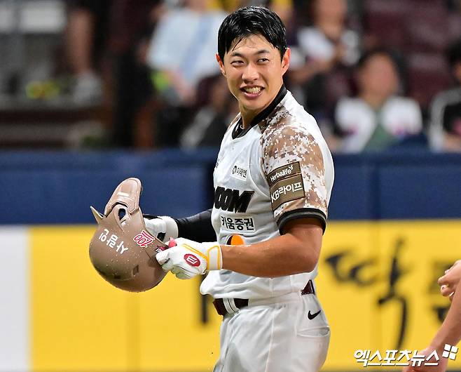 키움 히어로즈 캡틴 송성문이 6일 서울 고척스카이돔에서 열린 2025 신한 SOL Bank KBO리그 LG 트윈스와의 팀 간 7차전에서 연장 10회말 끝내기 홈런을 기록, 팀 3연승을 이끌었다. 사진 김한준 기자