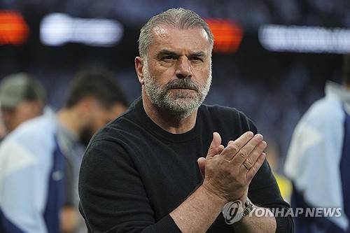 토트넘 홋스퍼가 결국 결단을 내렸다. 17년 무관을 끊은 안지 포스테코글루 감독과 갈라섰다.&nbsp;  토트넘은 7일(한국시간) 구단 홈페이지를 통해 포스테코글루 감독과 결별한다고 결정했다고 발표했다. 두 시즌만의 결별이다.&nbsp;연합뉴스