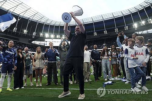 토트넘 홋스퍼가 결국 결단을 내렸다. 17년 무관을 끊은 안지 포스테코글루 감독과 갈라섰다.&nbsp;  토트넘은 7일(한국시간) 구단 홈페이지를 통해 포스테코글루 감독과 결별한다고 결정했다고 발표했다. 두 시즌만의 결별이다.&nbsp;연합뉴스