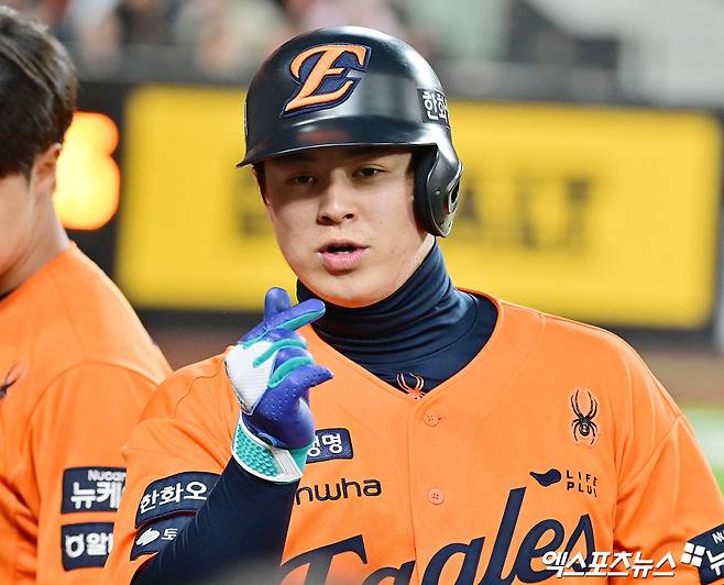 25일 오후 대전 한화생명 볼파크에서 열린 '2025 신한 SOL Bank KBO리그' KT 위즈와 한화 이글스의 경기, 7회말 1사 한화 노시환이 솔로 홈런을 날린 후 세리머니를 하고 있다. 엑스포츠뉴스 DB