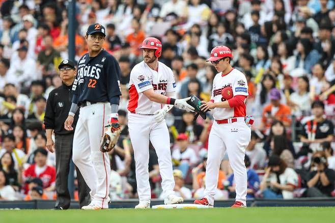 6일 오후 광주-KIA챔피언스필드에서 열린 '2025 신한 SOL Bank KBO리그' 한화 이글스와 KIA 타이거즈의 경기, KIA가 3:2로 승리했다. KIA 위즈덤은 홈런 1개를 포함해 3타수 2안타 1타점으로 팀 승리에 힘을 보탰다. KIA 타이거즈