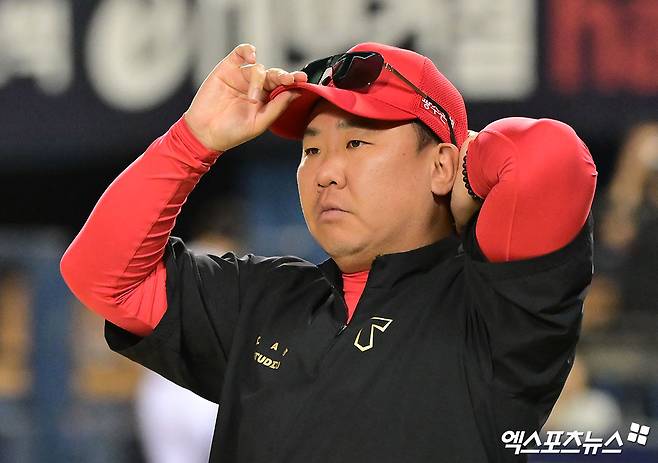 4일 오후 서울 송파구 잠실야구장에서 열린 '2025 신한 SOL Bank KBO리그' KIA 타이거즈와 두산 베어스의 경기, KIA가 위즈덤의 결승 투런 홈런과 최원준의 투런 홈런에 힘입어 두산에 8:3 승리를 거뒀다.  KIA 이범호 감독이 기뻐하고 있다. 엑스포츠뉴스 DB