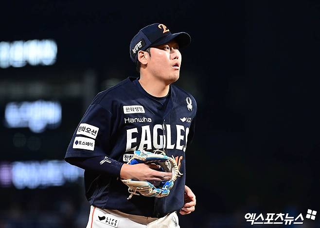 30일 오후 경상남도 창원NC파크에서 열린 '2025 신한 SOL Bank KBO리그' 한화 이글스와 NC 다이노스의 경기, 6회말 2사 한화 유격수 하주석이 NC 박민우의 플라이 타구를 호수비로 처리한 뒤 더그아웃으로 향하고 있다. 엑스포츠뉴스 DB