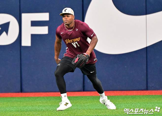 7일 오후 서울 구로구 고척스카이돔에서 열리는 '2025 신한 SOL Bank KBO리그' LG 트윈스와 키움 히어로즈의 경기, 키움 스톤 개랫이 훈련에 임하고 있다. 고척, 김한준 기자