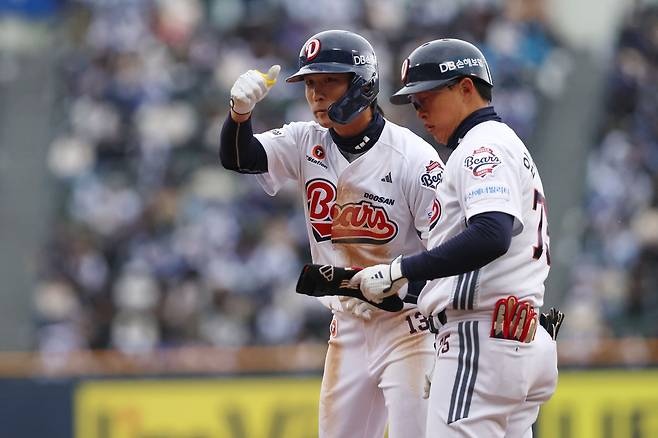두산 베어스 이유찬이 올해 정규시즌 경기에 출전해 세리머니하고 있다. 두산 베어스