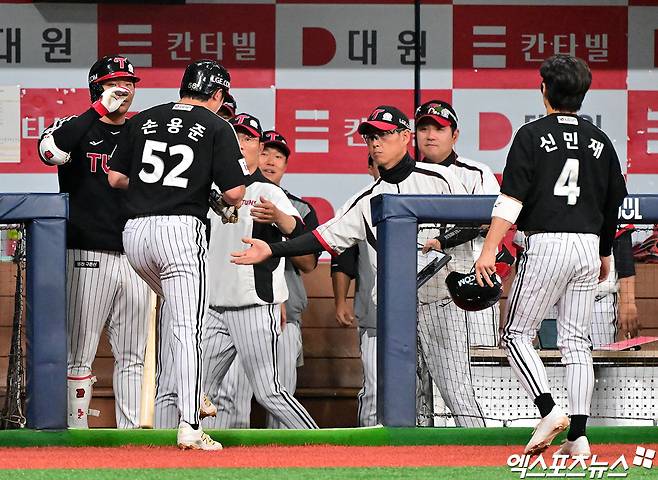 7일 오후 서울 구로구 고척스카이돔에서 열린 '2025 신한 SOL Bank KBO리그' LG 트윈스와 키움 히어로즈의 경기, 3회초 2사 1,3루 LG 손용준이 이중 도루를 시도해 득점에 성공하고 있다. 고척, 김한준 기자