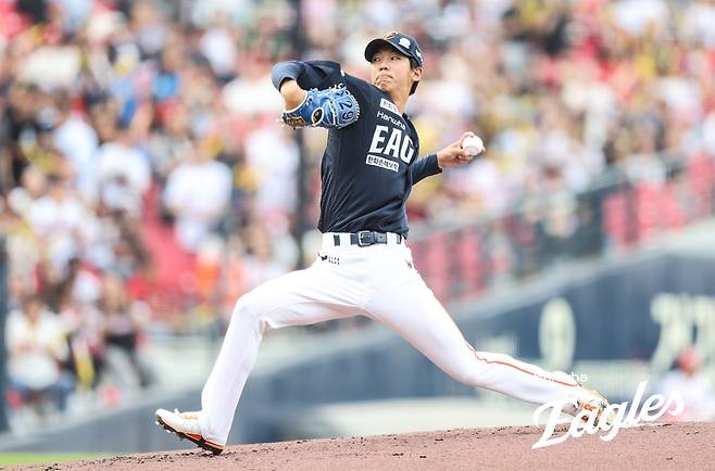 7일 오후 광주-KIA챔피언스필드에서 열린 '2025 신한 SOL Bank KBO리그' 한화 이글스와 KIA 타이거즈의 경기, 한화 선발 황준서가 공을 힘차게 던지고 있다. 한화 이글스