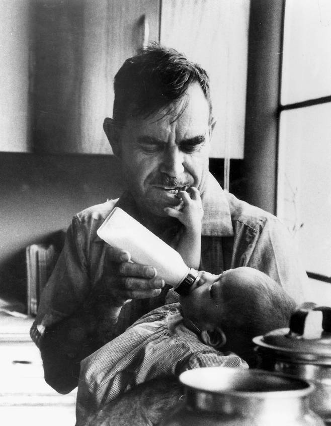 1955년 아이를 돌보고 있는 홀트 [국가기록원 제공]