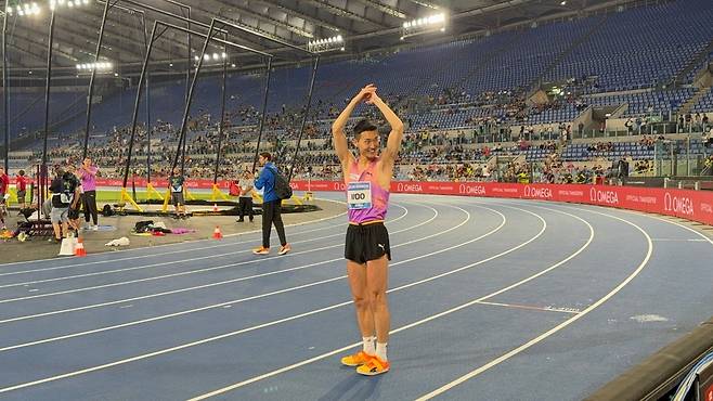 우상혁, 다이아몬드리그 우승 (서울=연합뉴스) 우상혁이 7일(한국시간) 이탈리아 로마에서 열린 2025 세계육상연맹 로마 다이아몬드리그에서 우승을 확정한 뒤 기뻐하고 있다. [용인시청 육상단 제공. 재판매 및 DB금지]