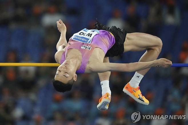 바를 넘는 우상혁 (로마 AP=연합뉴스) 우상혁이 7일(한국시간) 이탈리아 로마에서 열린 2025 세계육상연맹 로마 다이아몬드리그에서 바를 넘고 있다.