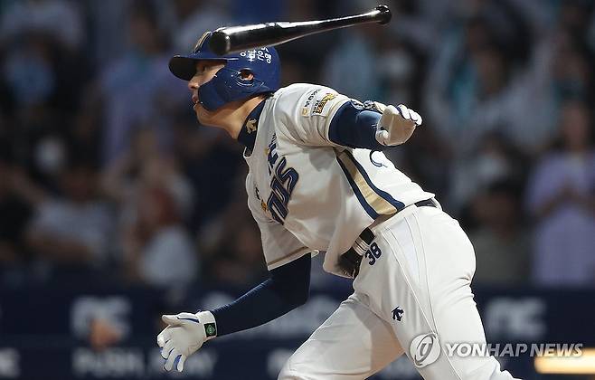 NC에서 SSG로 트레이드된 김성욱 (창원=연합뉴스) 김동민 기자 = 3일 경남 창원NC파크에서 열린 2024 KBO 리그 SSG 랜더스 대 NC 다이노스 경기. 4회 말 1사 주자가 없는 상황 NC 7번 김성욱이 안타를 치고 있다. 2024.7.3 image@yna.co.kr
