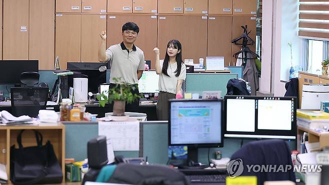 민홍식 팀장·하진솔 주무관 (양산=연합뉴스) 김동민 기자 = 지난 5일 오후 경남 양산시청 소통담당관실에서 민홍식 홍보팀장과 하진솔 주무관이 사진 촬영하고 있다.
이들과 방용훈 주무관은 양산 시정을 알리기 위해 동영상을 제작하는 업무를 하고 있으며, 이들이 제작한 양산시 사회관계망서비스(SNS) 동영상 144개의 누적 조회수는 9천155만회를 넘겼다.
"진솔아 나를 믿니?"로 알려진 'Never Trust anybody' 제목의 인스타그램 릴스 영상은 제작 1년 만에 누적 조회수 1천355만회를 돌파했다. 2025.6.7 image@yna.co.kr