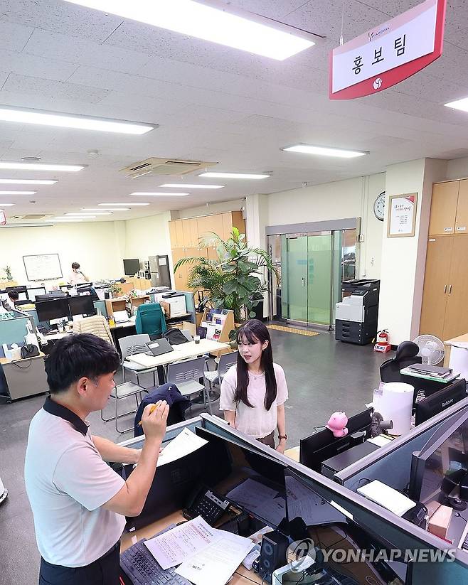 '진솔아! 나를 믿니?' 양산시 공무원 (양산=연합뉴스) 김동민 기자 = 지난 5일 오후 경남 양산시청 소통담당관실에서 민홍식 홍보팀장과 하진솔 주무관이 대화하고 있다.
이들과 방용훈 주무관은 양산 시정을 알리기 위해 동영상을 제작하는 업무를 하고 있으며, 이들이 제작한 양산시 사회관계망서비스(SNS) 동영상 144개의 누적 조회수는 9천155만회를 넘겼다.
"진솔아 나를 믿니?"로 알려진 'Never Trust anybody' 제목의 인스타그램 릴스 영상은 제작 1년 만에 누적 조회수 1천355만회를 돌파했다. 2025.6.7 image@yna.co.kr